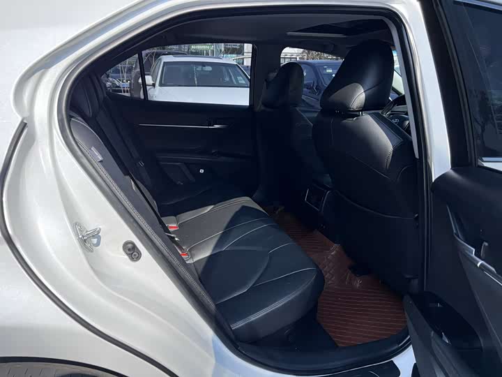 Фото 9 - Toyota Camry