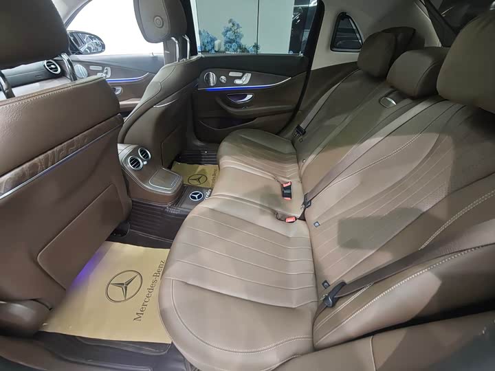 Фото 7 - Mercedes-Benz E-Class