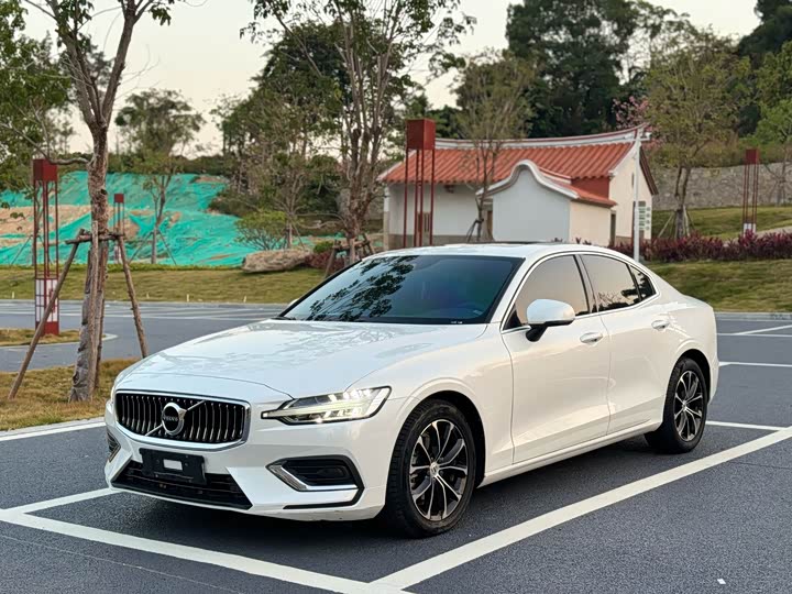 Фото 1 - Volvo S60