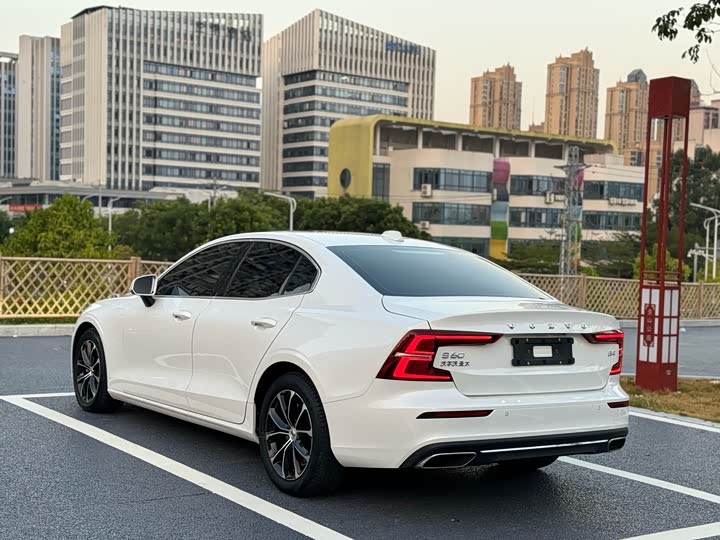 Фото 4 - Volvo S60