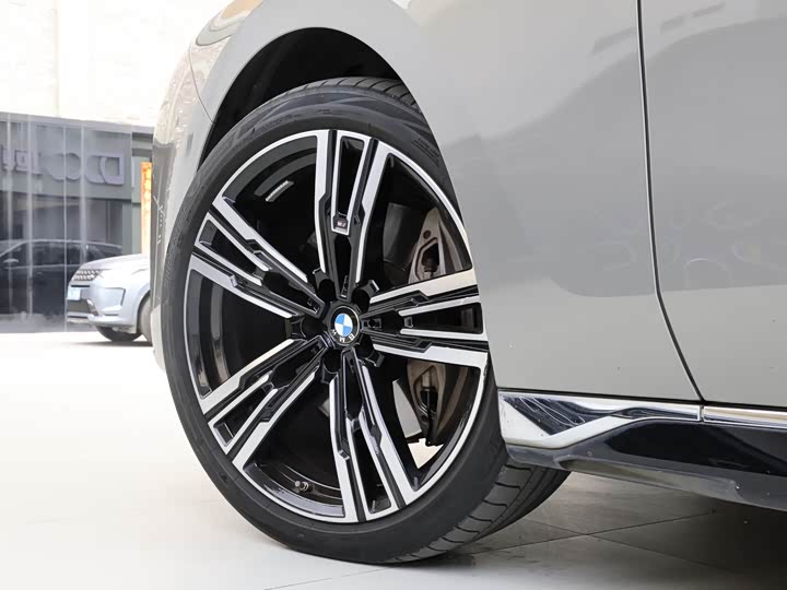 Фото 9 - BMW 7 Series