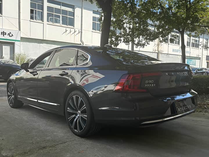 Фото 4 - Volvo S90