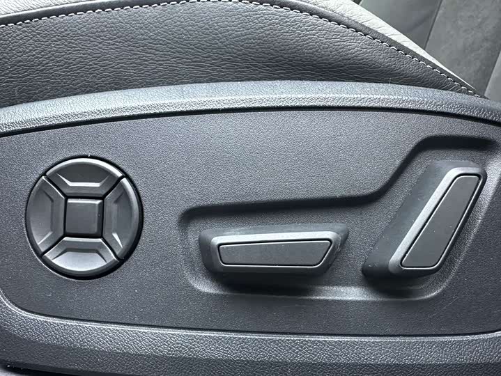 Фото 8 - Audi Q3