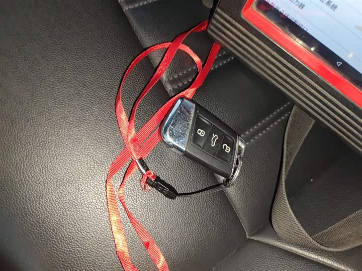 Фото 9 - Volkswagen Passat Hybrid