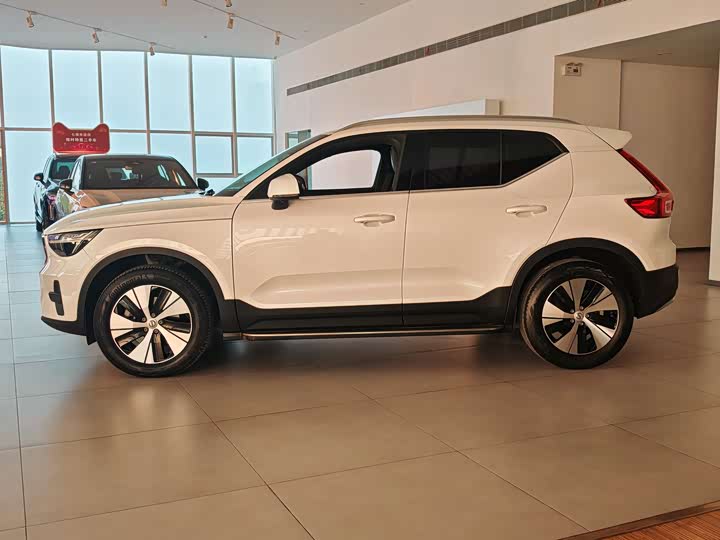 Фото 4 - Volvo XC40