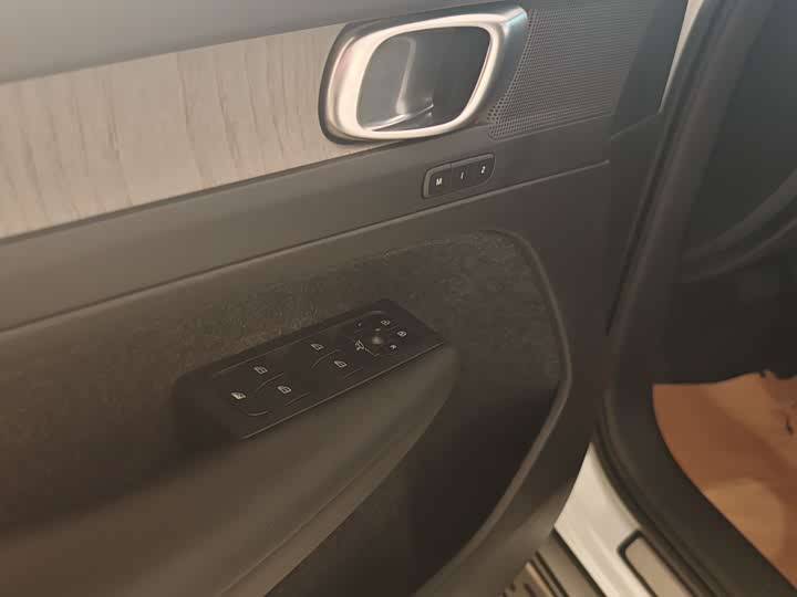 Фото 8 - Volvo XC40