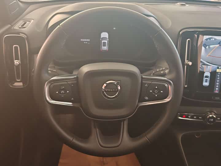 Фото 9 - Volvo XC40