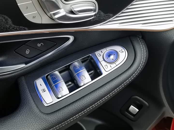 Фото 9 - Mercedes-Benz EQC