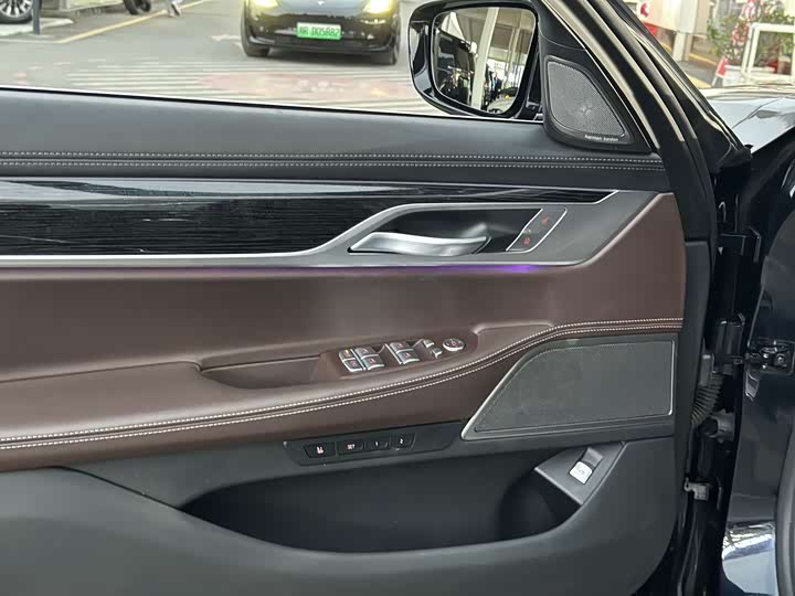 Фото 8 - BMW 7 Series