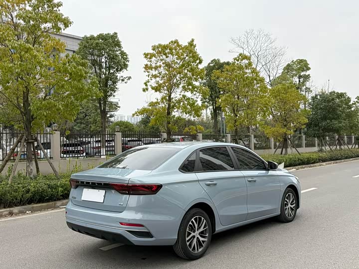 Фото 9 - Geely Emgrand