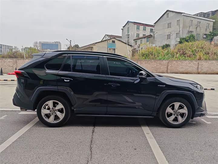 Фото 4 - Toyota RAV4