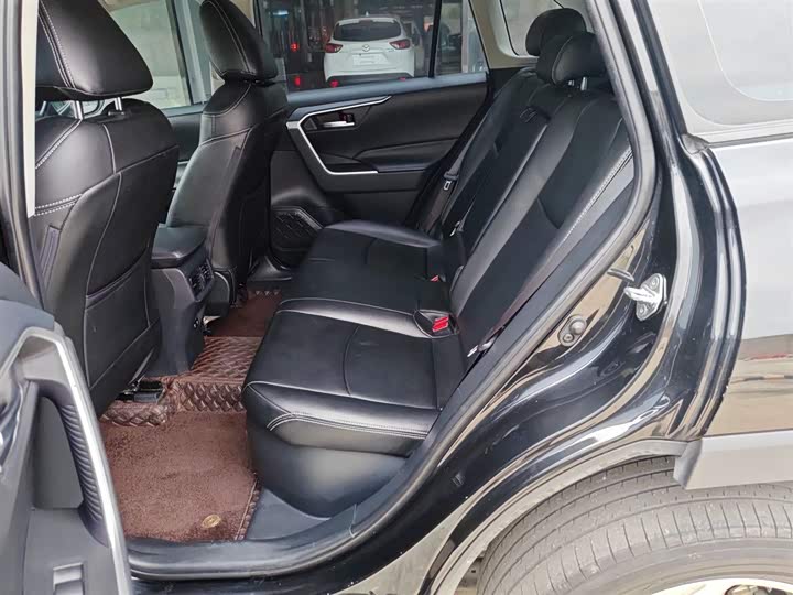 Фото 8 - Toyota RAV4