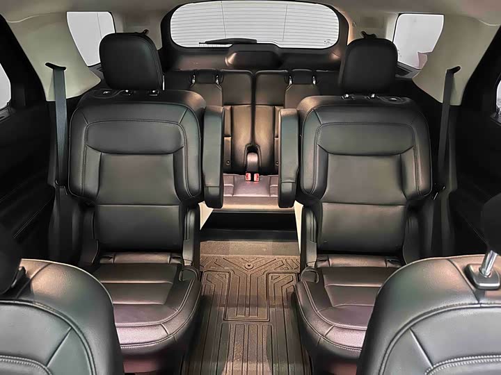 Фото 8 - Ford Explorer