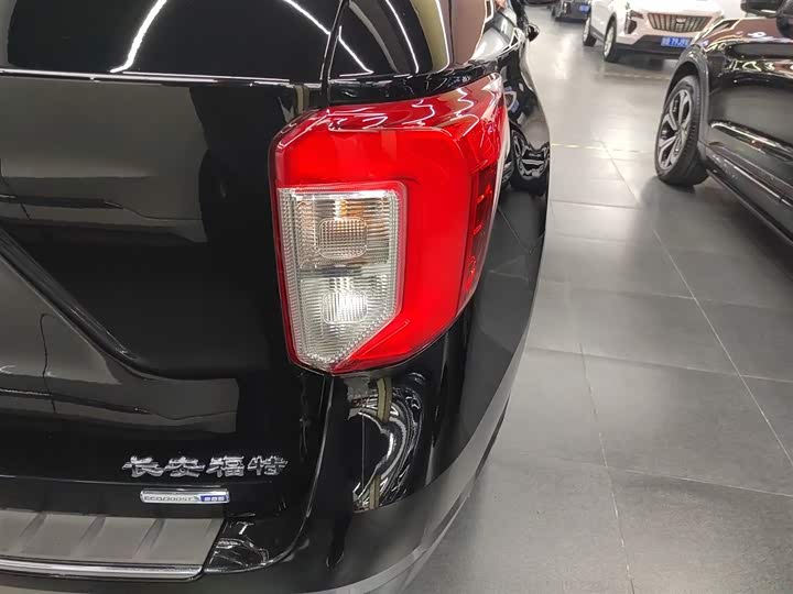 Фото 8 - Ford Explorer