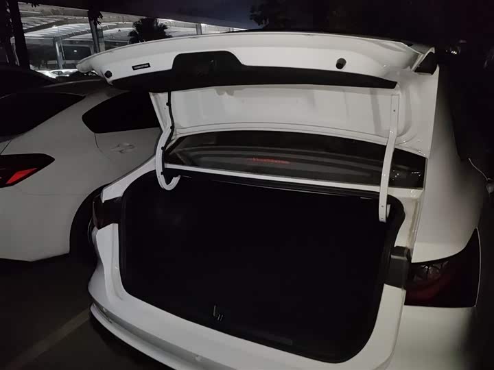 Фото 9 - Roewe i5