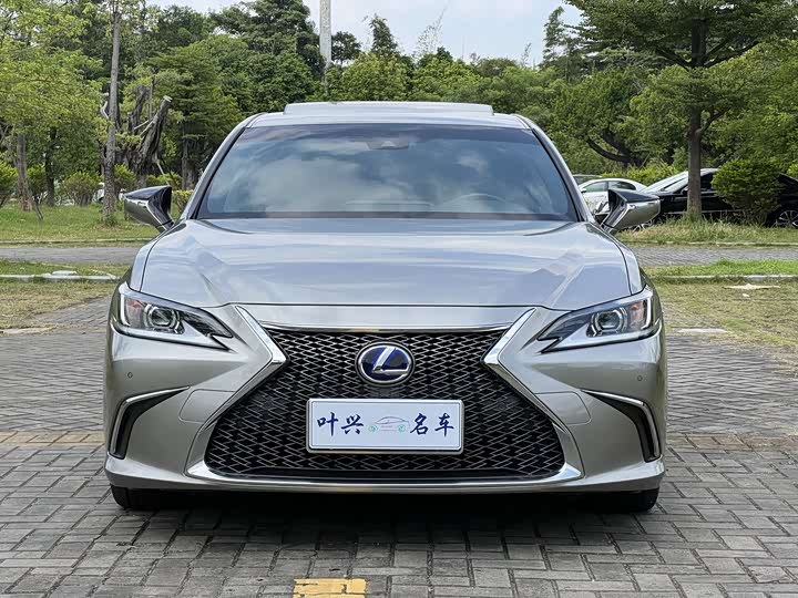 Фото 2 - Lexus ES