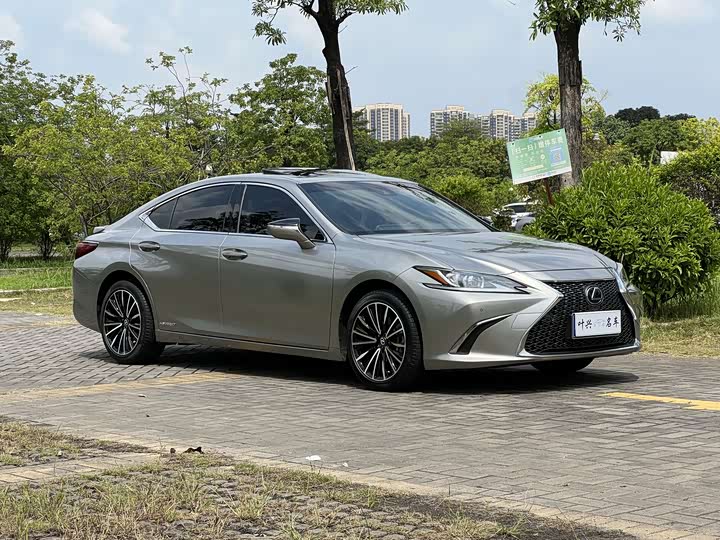 Фото 3 - Lexus ES