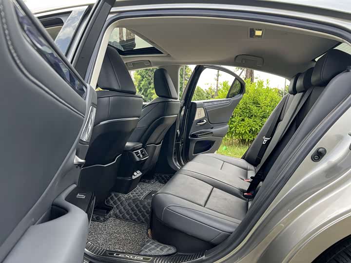 Фото 7 - Lexus ES