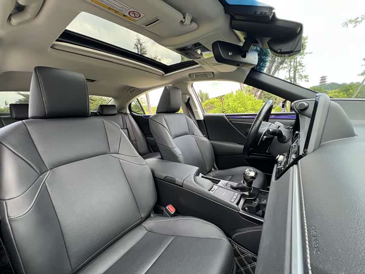 Фото 8 - Lexus ES