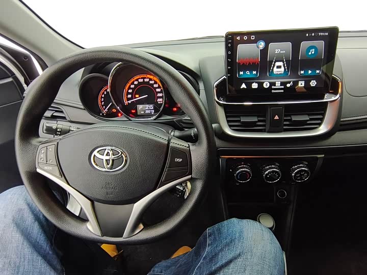 Фото 2 - Toyota Yaris L Hatchback