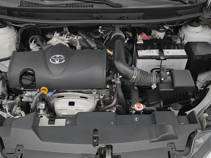 Фото 3 - Toyota Yaris L Hatchback