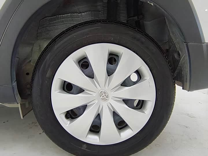 Фото 4 - Toyota Yaris L Hatchback