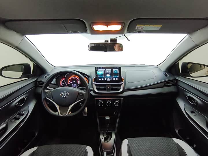 Фото 5 - Toyota Yaris L Hatchback