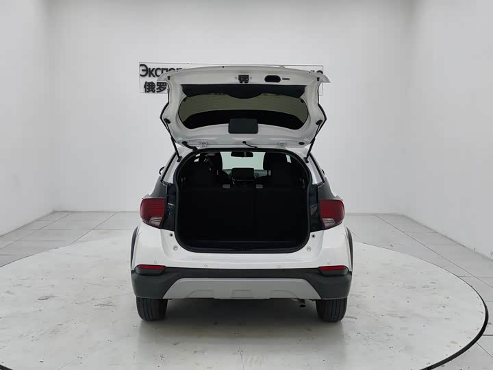 Фото 7 - Toyota Yaris L Hatchback