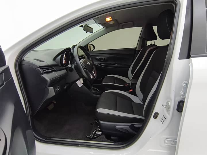 Фото 8 - Toyota Yaris L Hatchback