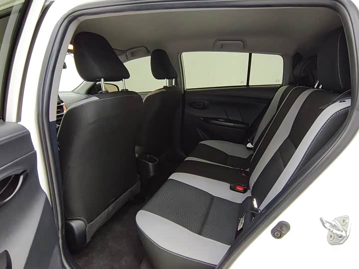 Фото 9 - Toyota Yaris L Hatchback