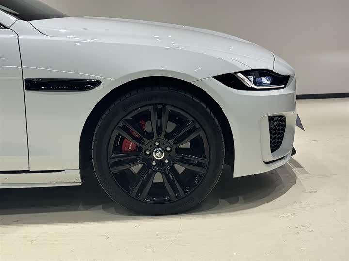 Фото 8 - Jaguar XE L