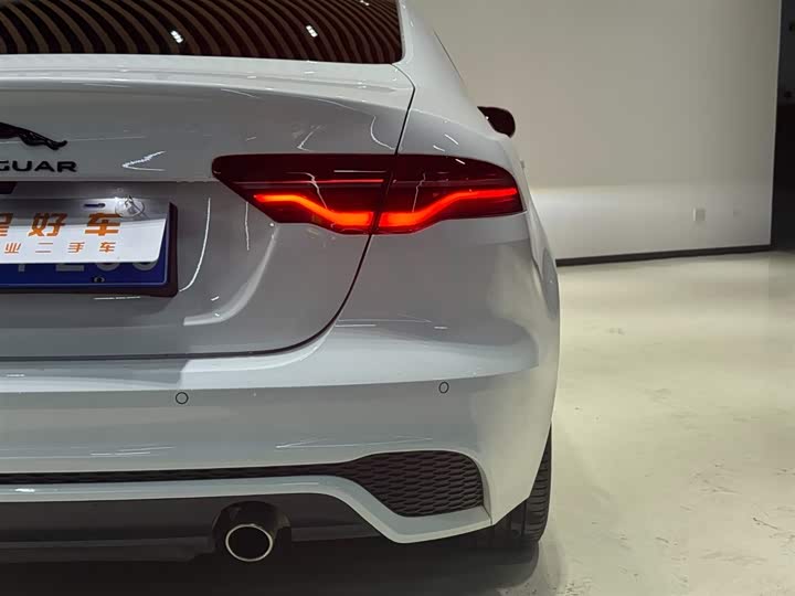 Фото 9 - Jaguar XE L