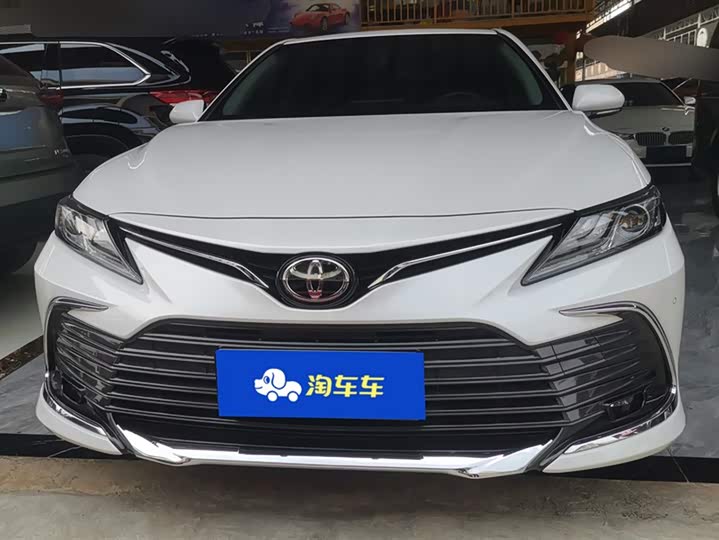 Фото 2 - Toyota Camry