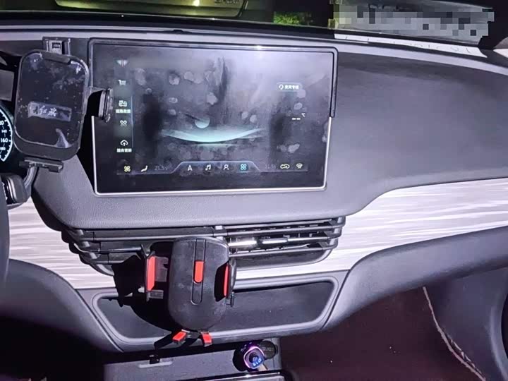 Фото 6 - Hongqi E-QM5