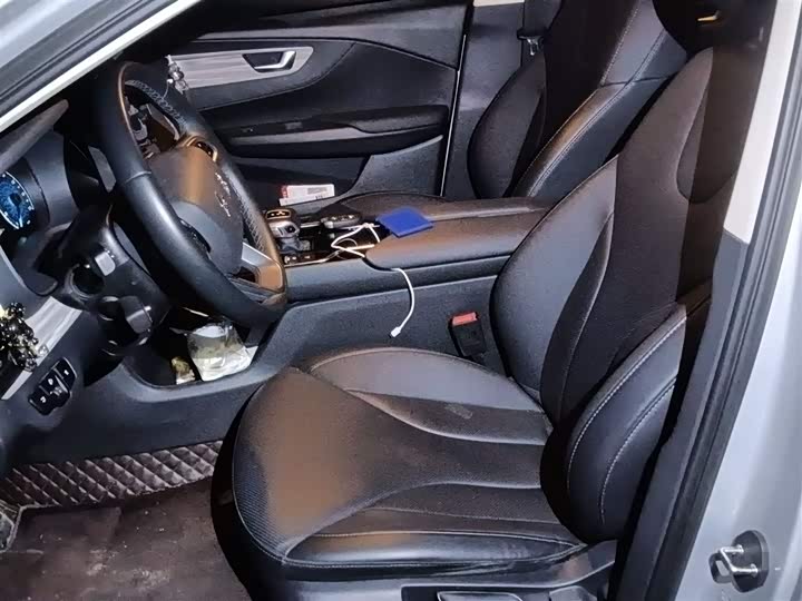 Фото 8 - Hongqi E-QM5