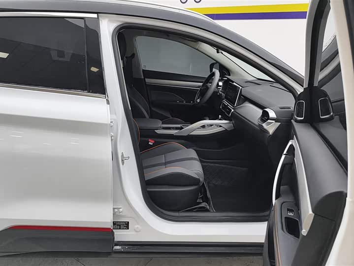 Фото 8 - Geely Coolray