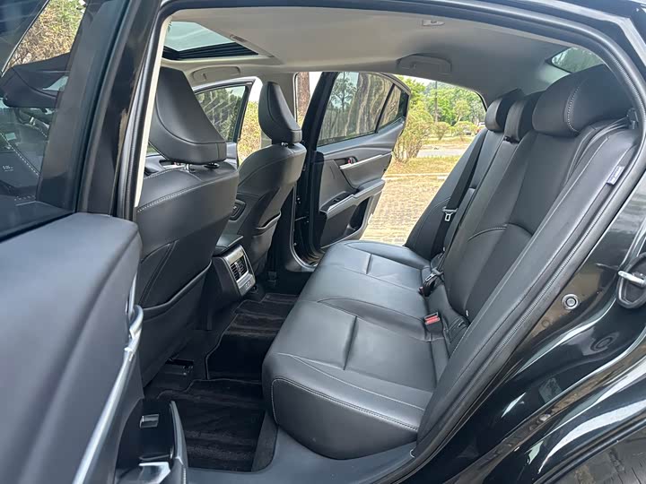 Фото 9 - Toyota Camry