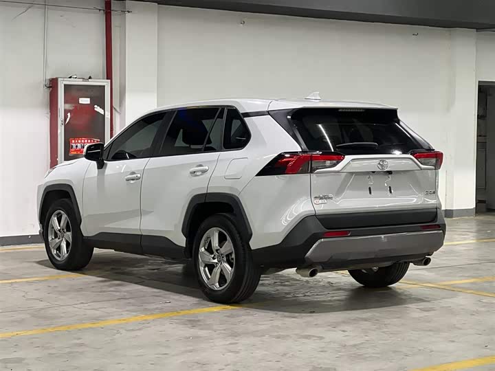 Фото 4 - Toyota RAV4