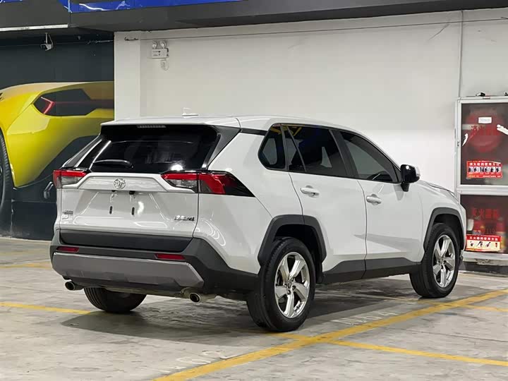 Фото 5 - Toyota RAV4