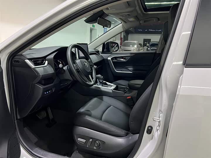 Фото 8 - Toyota RAV4