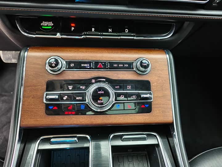 Фото 9 - Lincoln Aviator