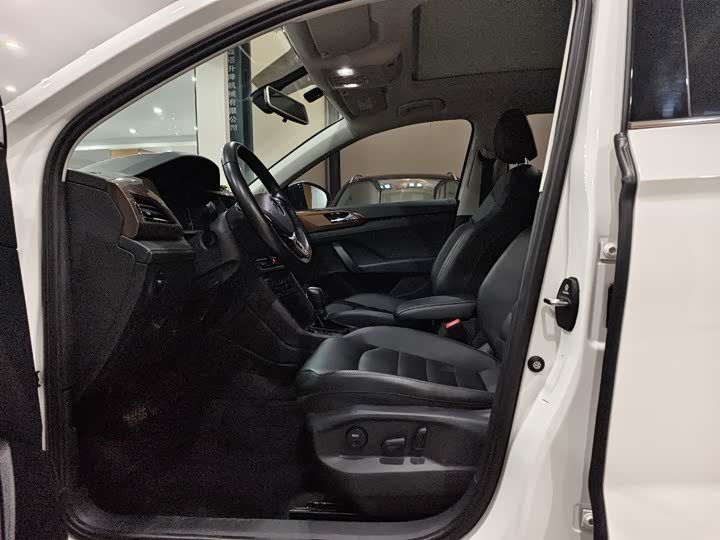 Фото 7 - Volkswagen Tharu