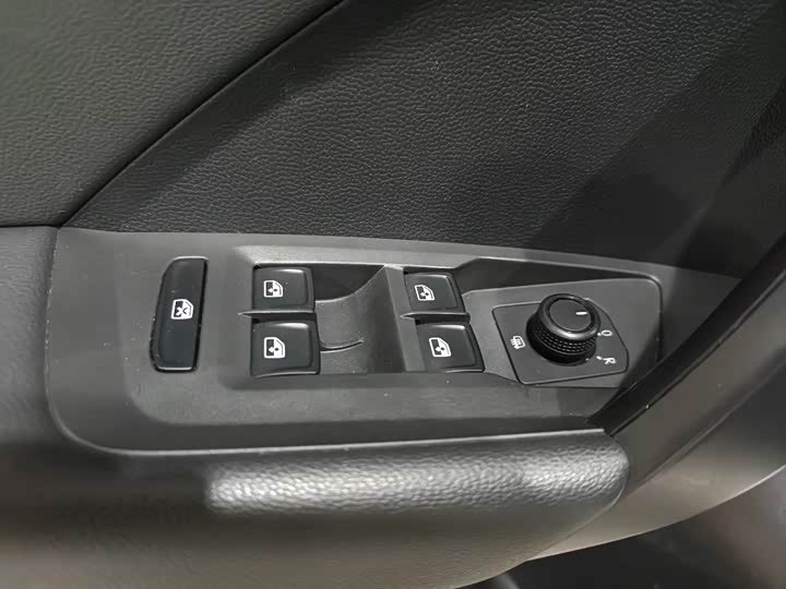 Фото 8 - Volkswagen Tharu