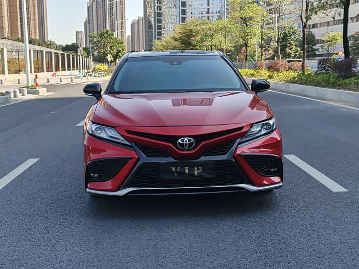 Фото 2 - Toyota Camry