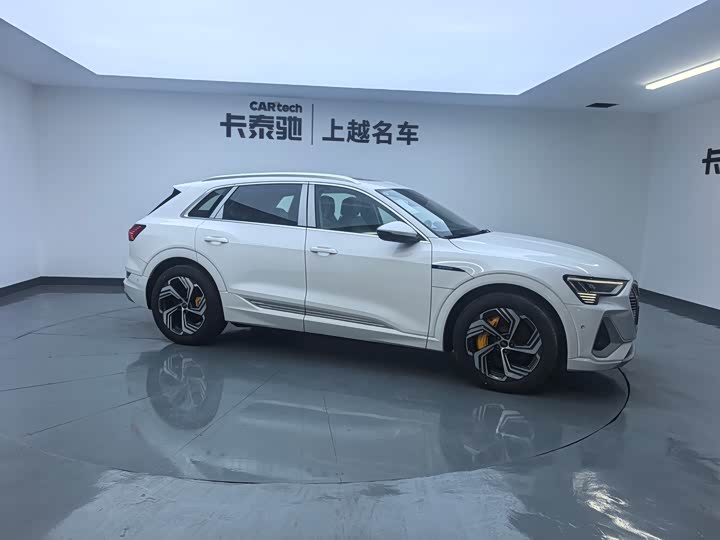 Фото 2 - Audi e-tron