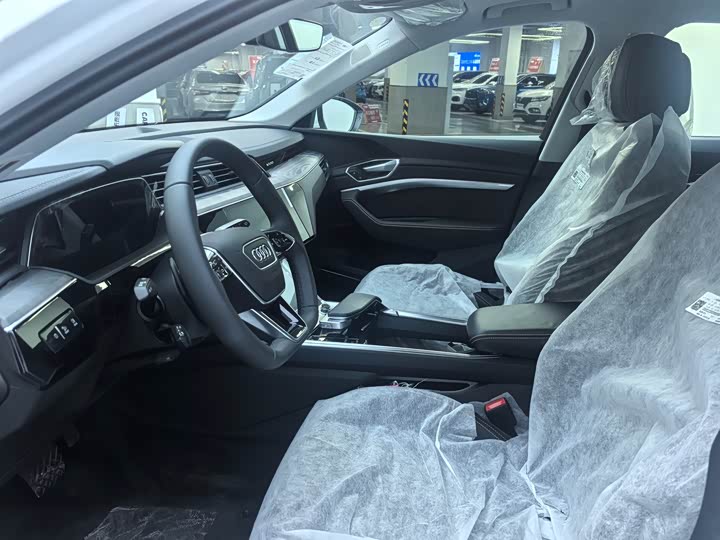 Фото 4 - Audi e-tron