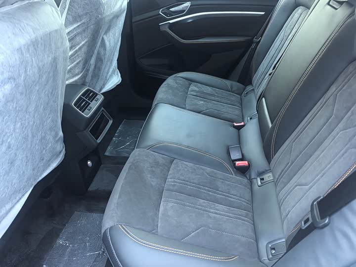 Фото 6 - Audi e-tron