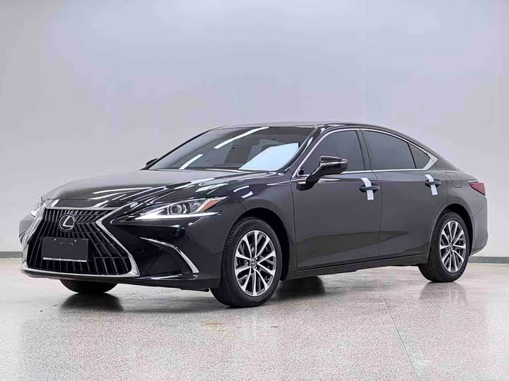 Фото 1 - Lexus ES