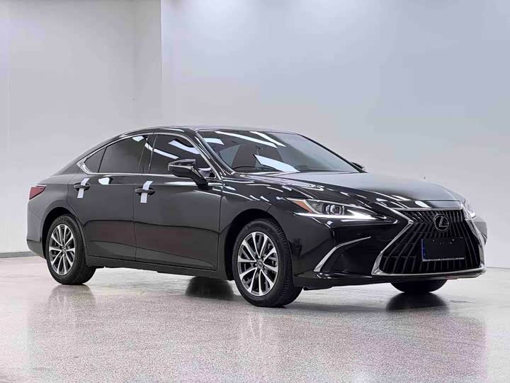 Фото 3 - Lexus ES