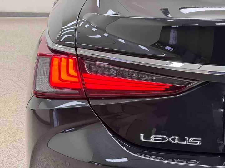 Фото 6 - Lexus ES